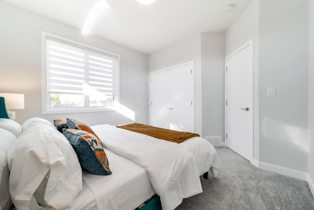 Modern Nordic Escape, 3Br Near Wem & Dt, Aircon & Fireplace, Wifi, Sleeps 6! Edmonton Exterior photo