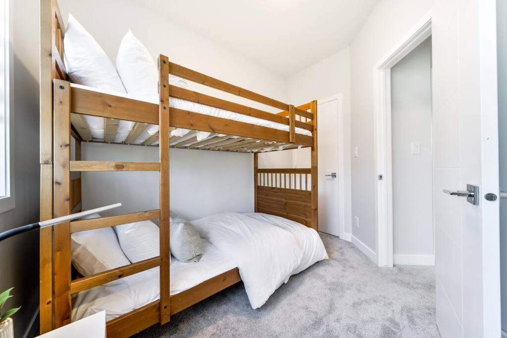 Modern Nordic Escape, 3Br Near Wem & Dt, Aircon & Fireplace, Wifi, Sleeps 6! Edmonton Exterior photo